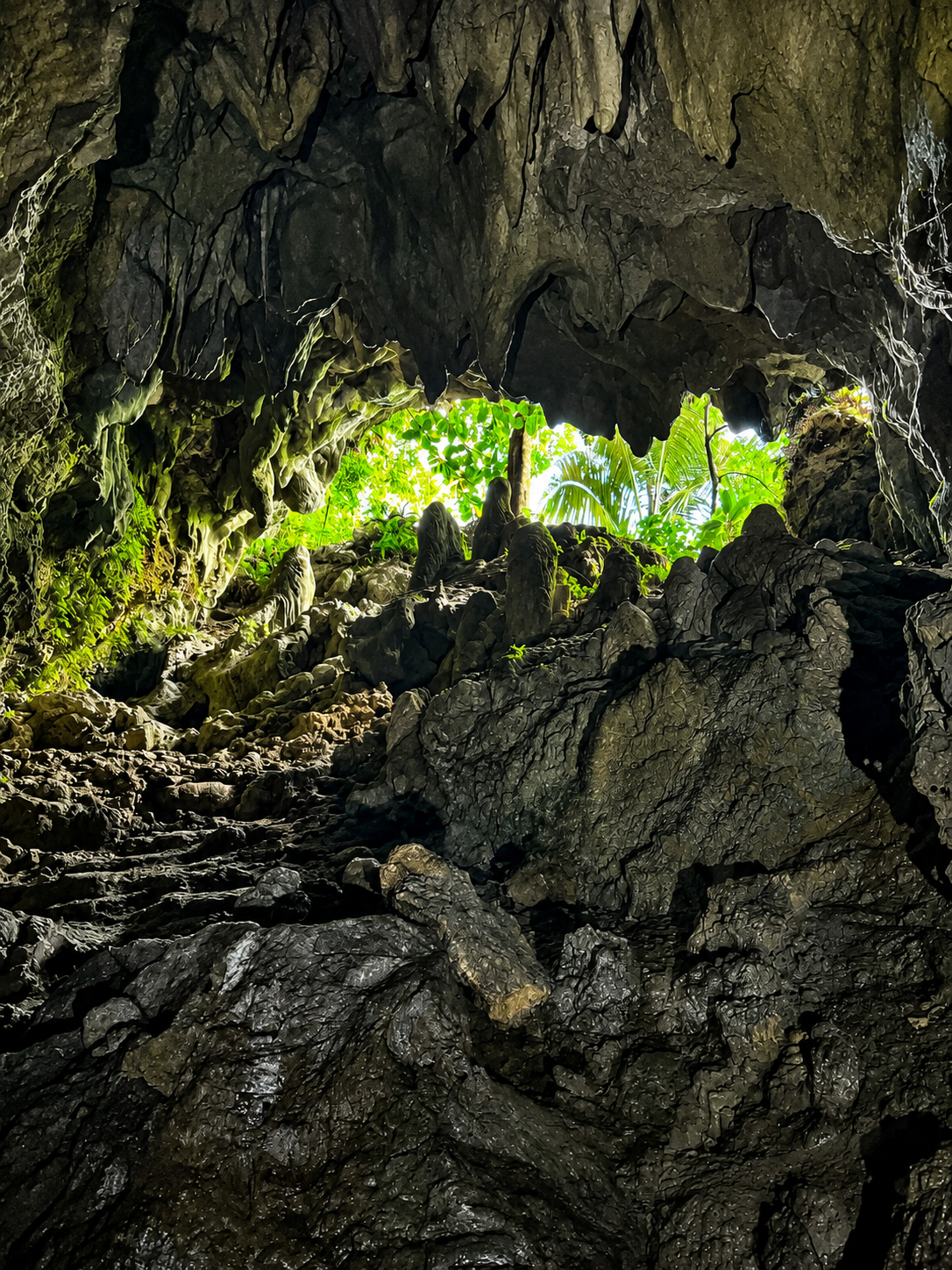 Maanghit Cave